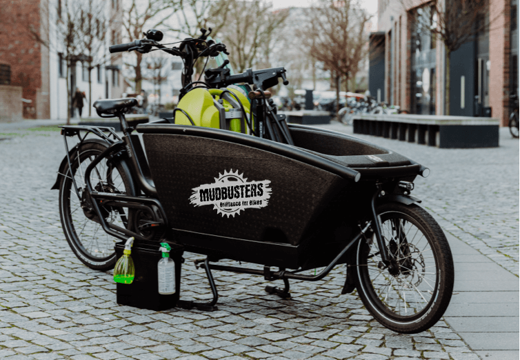 Cargobike mit dem die Mudbusters umweltfreundlich zur Reinigung Ihrer Diensträder fahren.