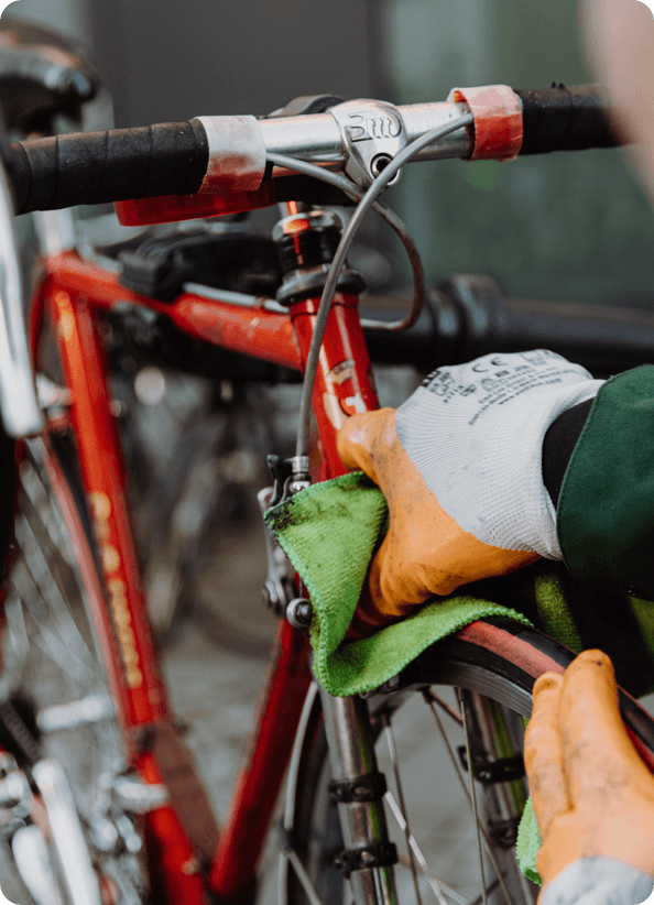 Um die Mitarbeiterzufriedenheit zu erhöhen lässt ein Arbeitgeber die Fahrräder seiner Mitarbeitenden reinigen.