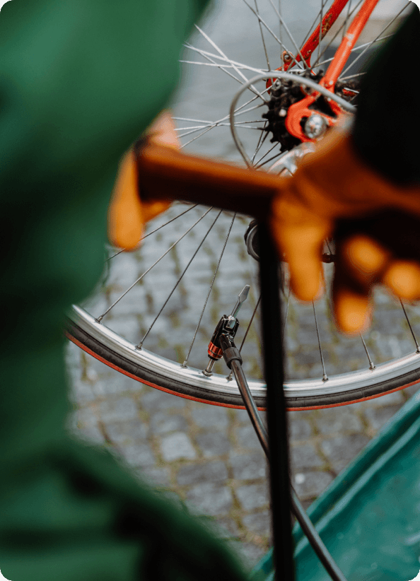 Ein Mudbuster pumpt die Reifen eines Rades auf.
